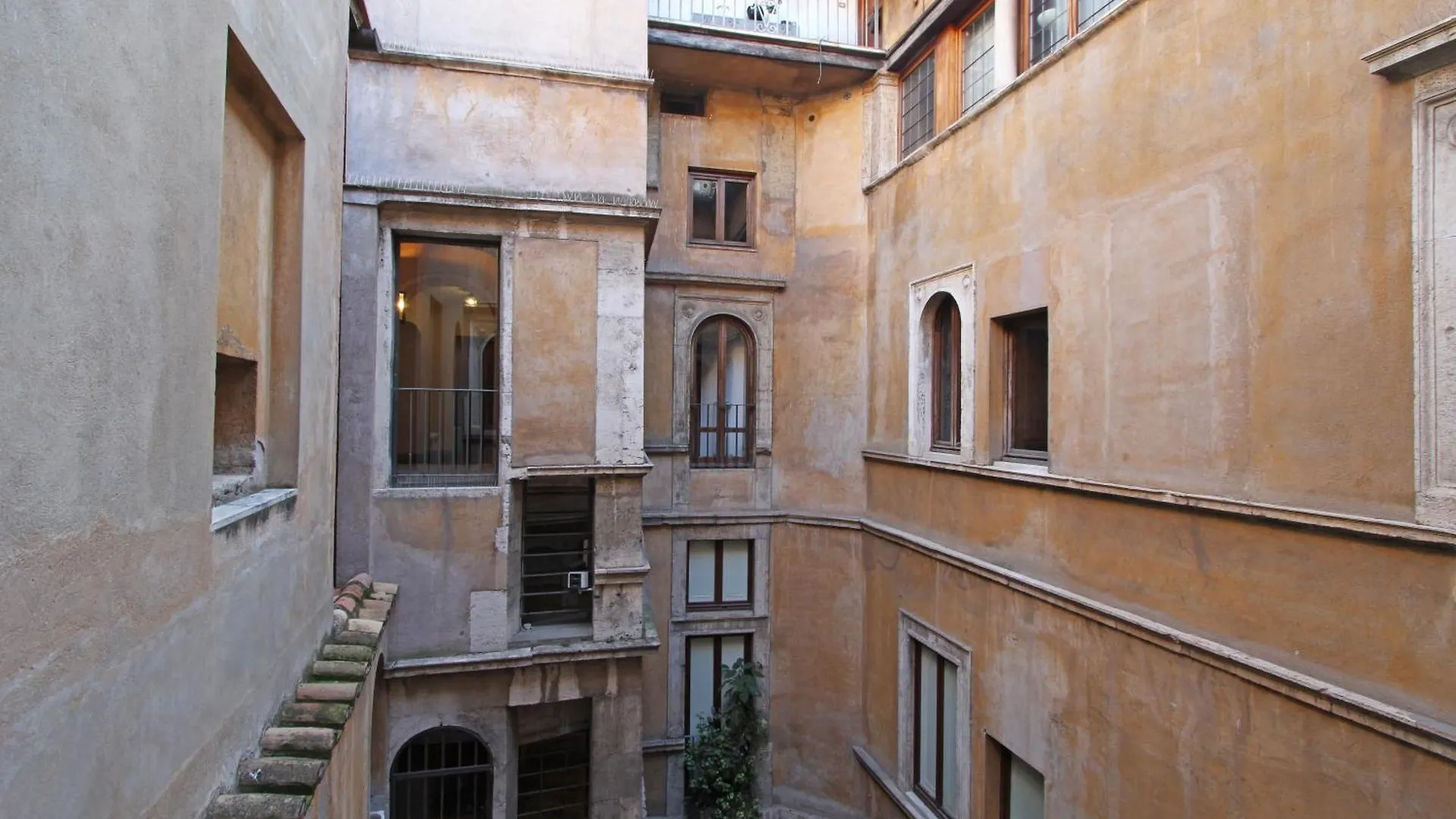 Roma Centro Storico - Palazzo Avila '500 0*, Rome